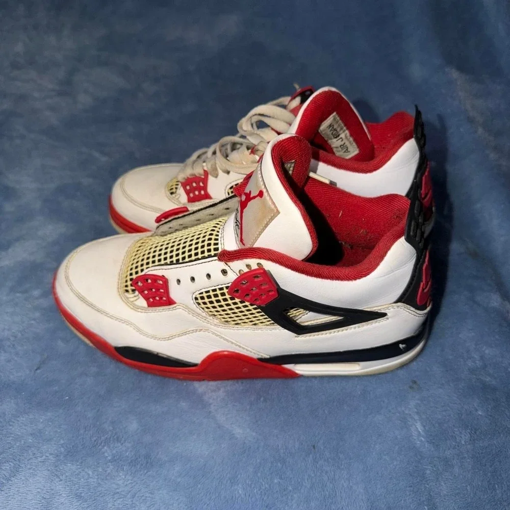 Air Jordan 4 Fire Red Retro Size 8 Mens missing 1 shoelace and insoles